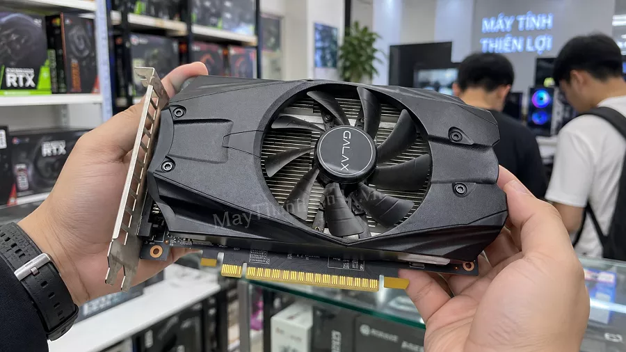 Nhân viên cửa hàng giới thiệu VGA Galax GTX 1050 2GB