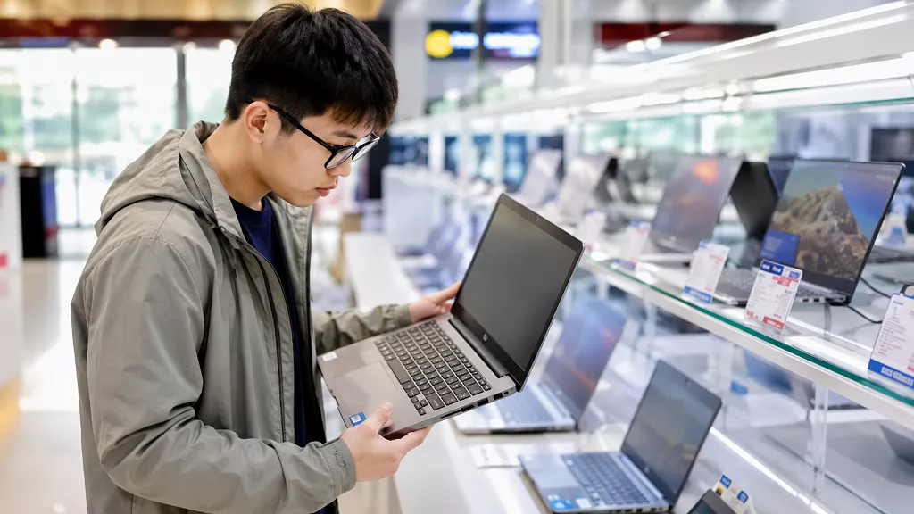 Sinh viên đang trải nghiệm và chọn mua laptop tại cửa hàng Máy Tính Thiên Lợi